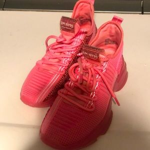 Steve Madden Pink ladies Sneakers  very good shape Size 9 but fit like an 8.